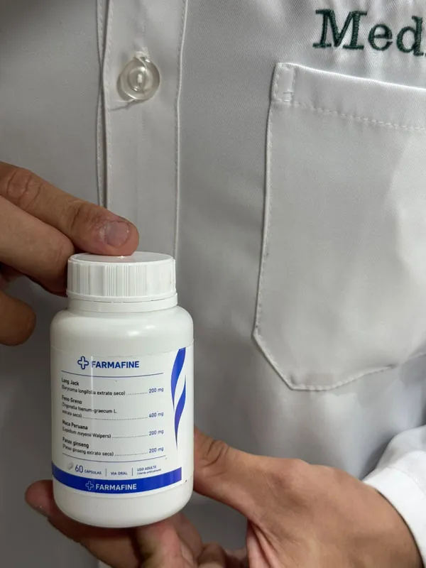 Farmaceutica responsavel segurando a Formula Masculina 1000mg da Farmafine